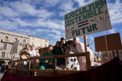 Balaguer - Una de les quatre carrosses que van participar ahir a la Festa dels Tres Tombs a la plaça Mercadal i que va quedar en tercera posició en el concurs.