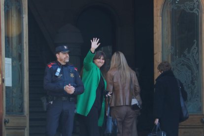 La presidenta de Junts, Laura Borràs, ahir a les portes del TSJC.