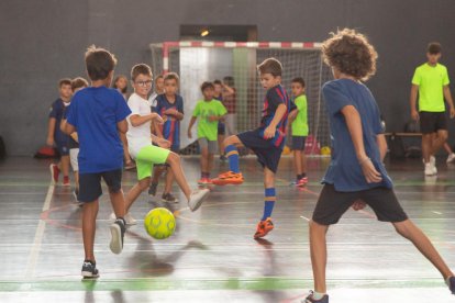 El futbol sala és un dels esports d’equip que formen part del programa de l’activitat.