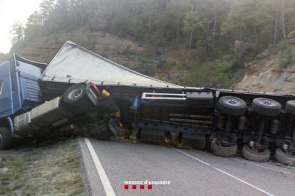 Detingut el camioner que va bolcar el seu tràiler a Lladurs