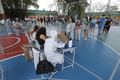 Electors fent cua ahir per votar a l’Equador.