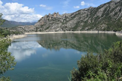 Vista del pantà d’Oliana després de les últimes pluges.