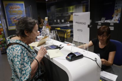 Vot per correu, també diumenge - Correus va obrir ahir desenes d’oficines de tot Espanya, entre elles les dos de Lleida ciutat, per facilitar l’entrega del vot postal. A la província de Lleida l’han sol·licitat un total de 13.498 persones  ...