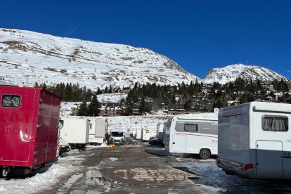 L'aparcament de Baqueira, ple de caravanes i furgonetes que utilitzen per dormir temporers del sector turístic a l'hivern.