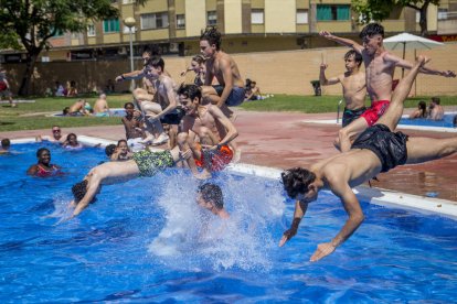 La temporada de baño se estrenó ayer en las psicinas municipales de la capital. En la imagen, la del barrio de Cappont.