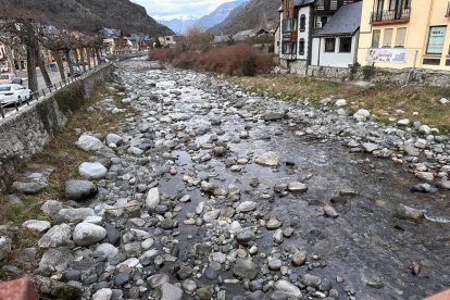 El caudal del río Garona a su paso por Bossòst el pasado viernes.