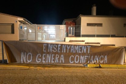 La pancarta que colgaron ayer en la puerta de la escuela. 