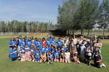 Los alumnos de quinto de Primaria del colegio Sant Jaume-Les Heures y los de la École de Socle en Le Gran Pressigny (Francia), días atrás en la Mitjana.