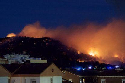 Confinen dos urbanitzacions per un incendi urbà i forestal a Calafell