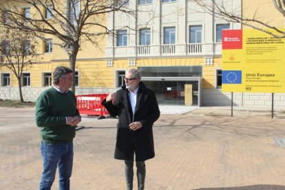 Los ediles socialistas Queralt y Larrosa, ayer ante el edificio