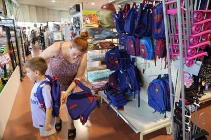 Diverses famílies compraven ahir material i articles per al curs escolar a la botiga Agustí Mestre.