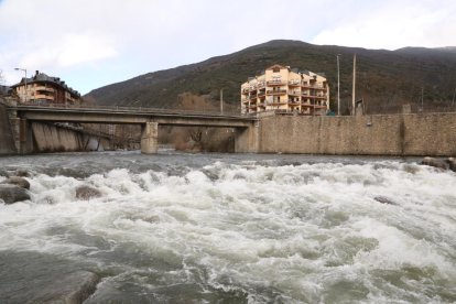 La Noguera Pallaresa, on comença aquest cap de setmana la temporada de ràfting, a l’altura de Sort.