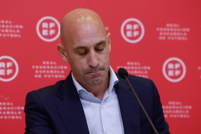 Rubiales demana disculpes pel petó a Jenni Hermoso