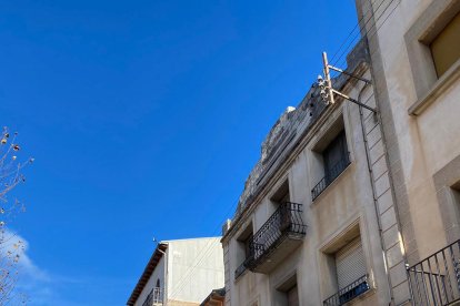 El edificio de tres plantas que el Ateneu quiere recuperar.