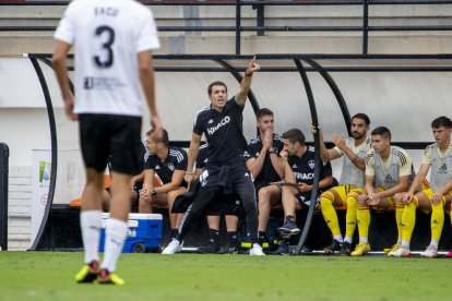 Pere Martí, donant indicacions en el partit contra el Mestalla.