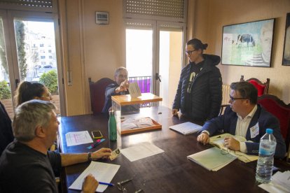 Un docent votant ahir a l’institut Màrius Torres.