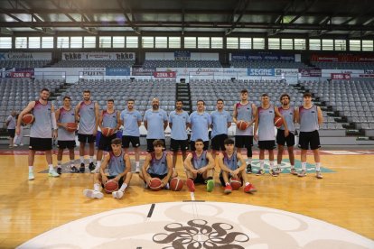 Els jugadors i tècnics de l’ICG Força Lleida que van iniciar ahir els entrenaments de pretemporada al Barris Nord.