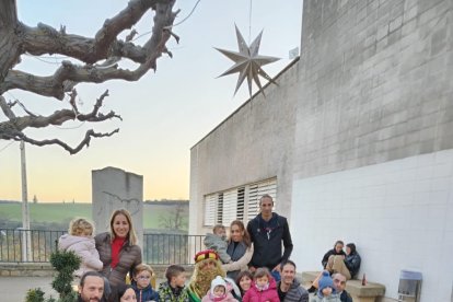 Las familias de La Floresta con los seis bebés.