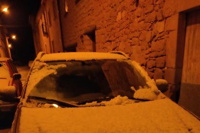 Un cotxe cobert de neu a la Pobla de Cérvoles