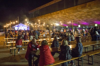 Centenars de persones van acudir ahir al primer dia de la fira Cervisia, a la plaça de la Llotja.