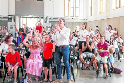 La 'Fan Zone' del Mercat del Pla de Lleida reuneix 250 seguidors de la selecció espanyola femenina