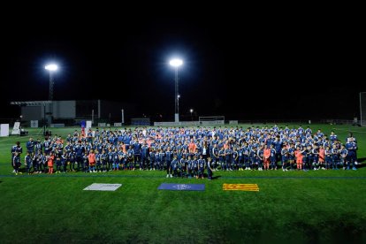 Els jugadors i membres del cos tècnic de tots els equips de futbol base del Mig Segrià, presentats ahir al camp Municipal de Rosselló.