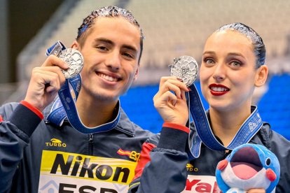 Dennis González i Emma Garcia, amb les medalles de plata.