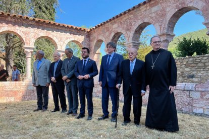 Foto de família dels expresidents Puigdemont, Montilla, Torra, Pujol i el president Aragonès, a l'abadia de Sant Miquel de Cuixà, a la Catalunya Nord