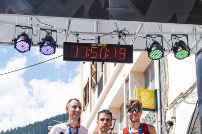 Els atletes guanyadors de la prova aranesa, amb les seues corresponents medalles.