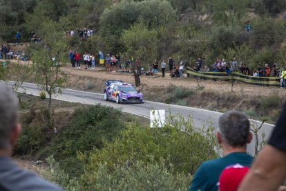 Nombrós públic va seguir la carrera en els trams lleidatans com aquest entre les poblacions dels Omells de na Gaia i Maldà.