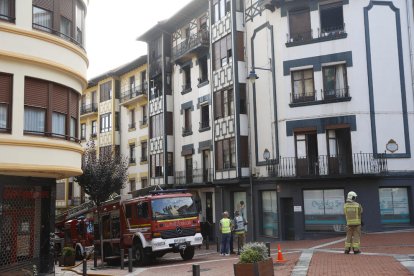 Els bombers treballant davant de l’edifici de Barakaldo.