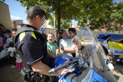 Efectius de la Urbana van visitar ahir les bressol de la Mitjana i Balàfia, on els petits van veure de prop els vehicles policials.