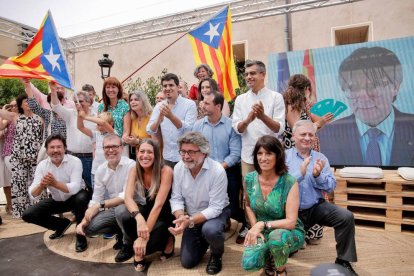 Gavín (abajo a la izquierda) con otros miembros de Junts. 