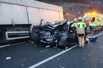 L’estat en què va quedar el vehicle on viatjaven les dos víctimes mortals en l’accident de dimarts.