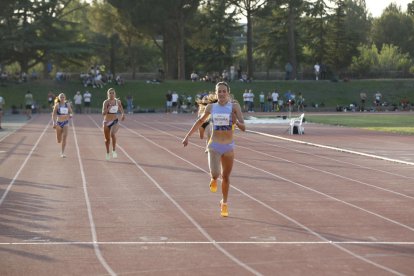 Berta Segura, en el moment de guanyar la cursa dels 300 metres ahir al Míting de Lleida.