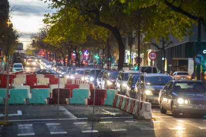 Colas en el único carril de bajada en el tramo de la avenida que está en obras, ayer por la tarde. 