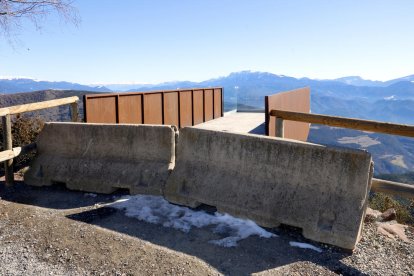 Dos blocs de formigó barren el pas al mirador de la Creu de Guils, a l'Alt Urgell.