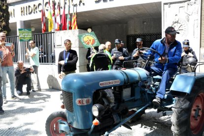 La tractorada va arribar després de dotze hores de trajecte, des de dilluns, a la seu de la CHE a Saragossa, on la policia esperava la comitiva.