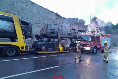 Es crema un camió que transportava furgonetes a l'A-2 a Montmaneu