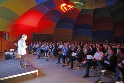 L’esdeveniment es va celebrar a l’interior d’un globus gegant.