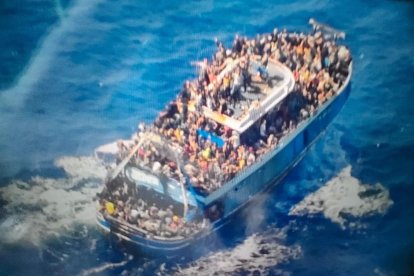 Imatge aèria del pesquer amb centenars de migrants a bord abans del seu enfonsament davant Grècia.