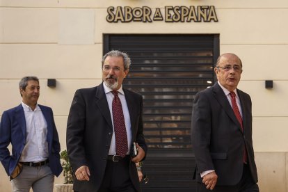 Vicente Barrera, al costat del candidat de Vox a la Presidència valenciana i un diputat del partit.