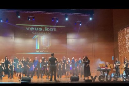 La coral interpretando una de las canciones de su repertorio en el Auditori de Lleida.