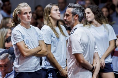 Jorge Vilda al costat de jugadores de la selecció, en foto d’arxiu.