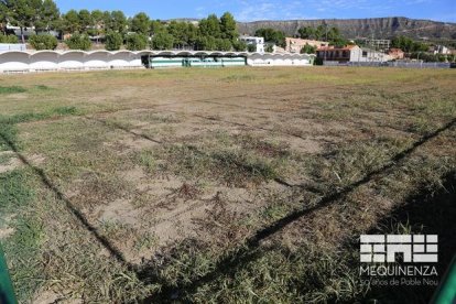 L’estat de la gespa del camp de futbol de Mequinensa.