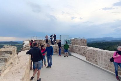 Els veïns de Lladurs han estat els primers a visitar la torre.