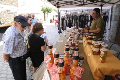 Visitants en una de les parades de la Fira de Sant Joan.