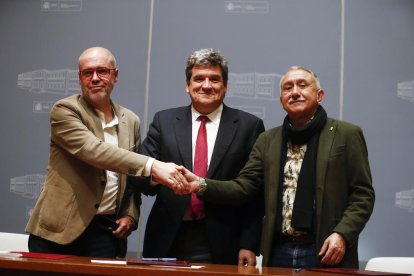 Sordo, Escrivá i Álvarez, després de la firma de l’acord per a la reforma de les pensions.