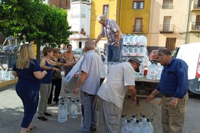 Repartiment d’aigua embotellada durant el matí d’ahir a la plaça de Bovera.