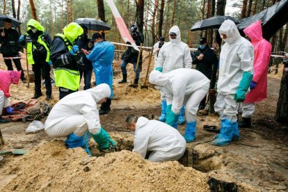 Les autoritats van acabar ahir l’exhumació de la fossa d’Izium.